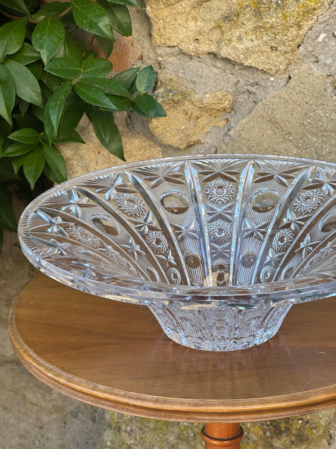 Grande centrotavola vintage in cristallo trasparente molato, con decorazioni geometriche a stelle e rosette, diametro 30,5 cm.