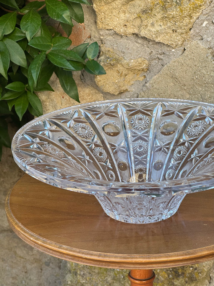 Grande centrotavola vintage in cristallo trasparente molato, con decorazioni geometriche a stelle e rosette, diametro 30,5 cm.
