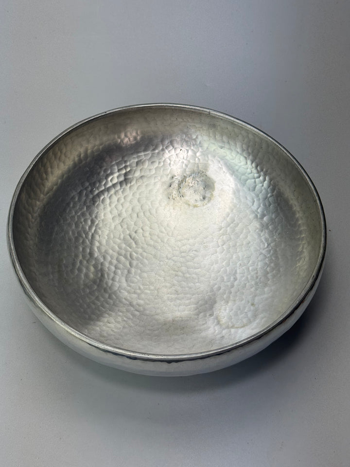 Centrotavola Vintage in peltro martellato con coperchio a fiore