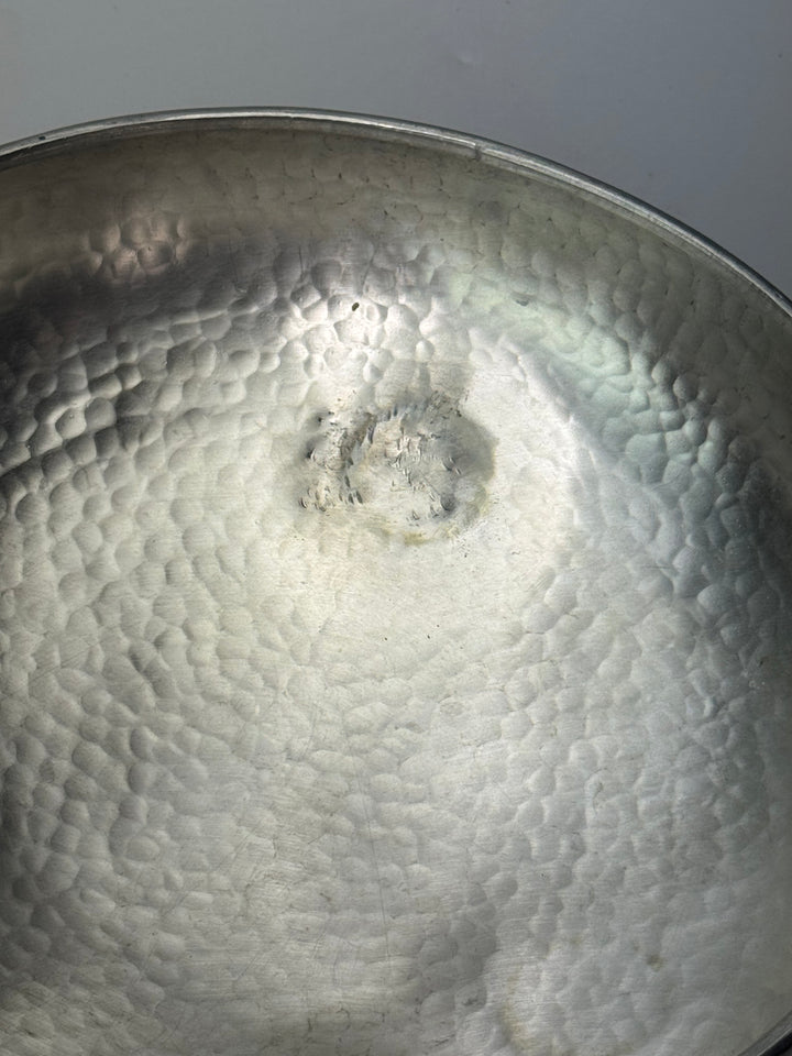 Centrotavola Vintage in peltro martellato con coperchio a fiore