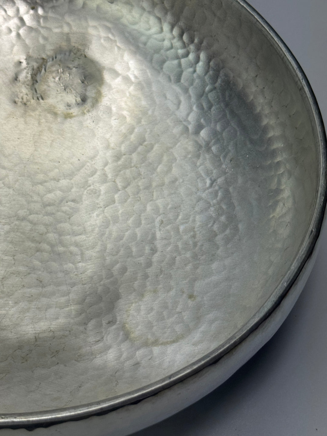 Centrotavola Vintage in peltro martellato con coperchio a fiore