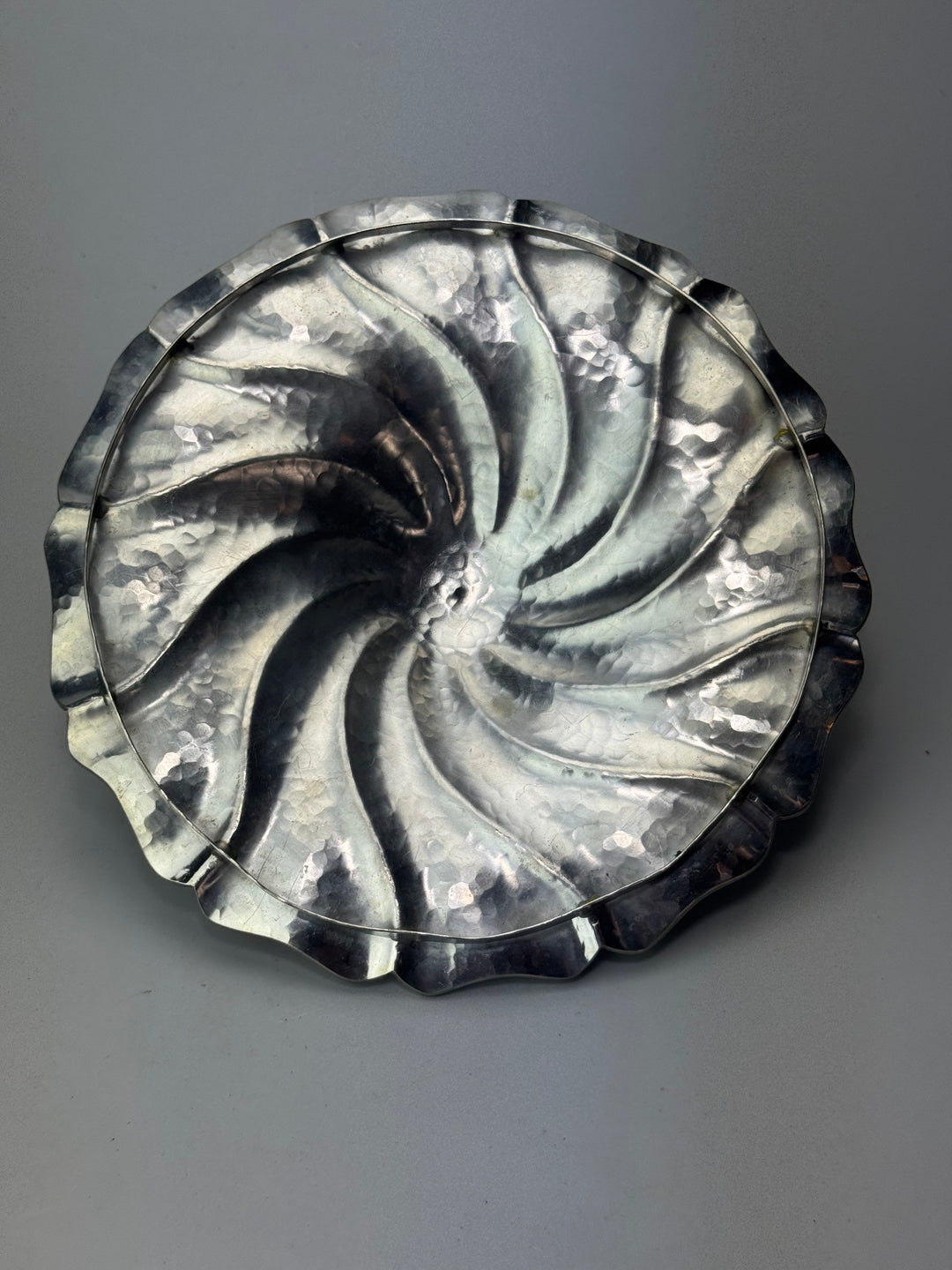 Centrotavola Vintage in peltro martellato con coperchio a fiore