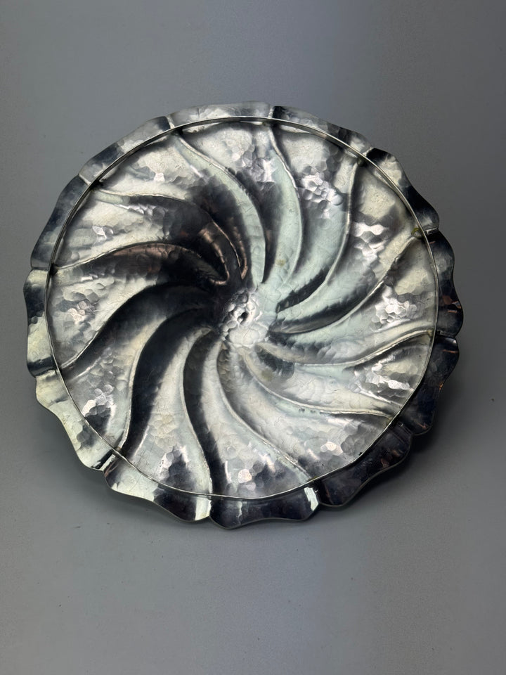 Centrotavola Vintage in peltro martellato con coperchio a fiore