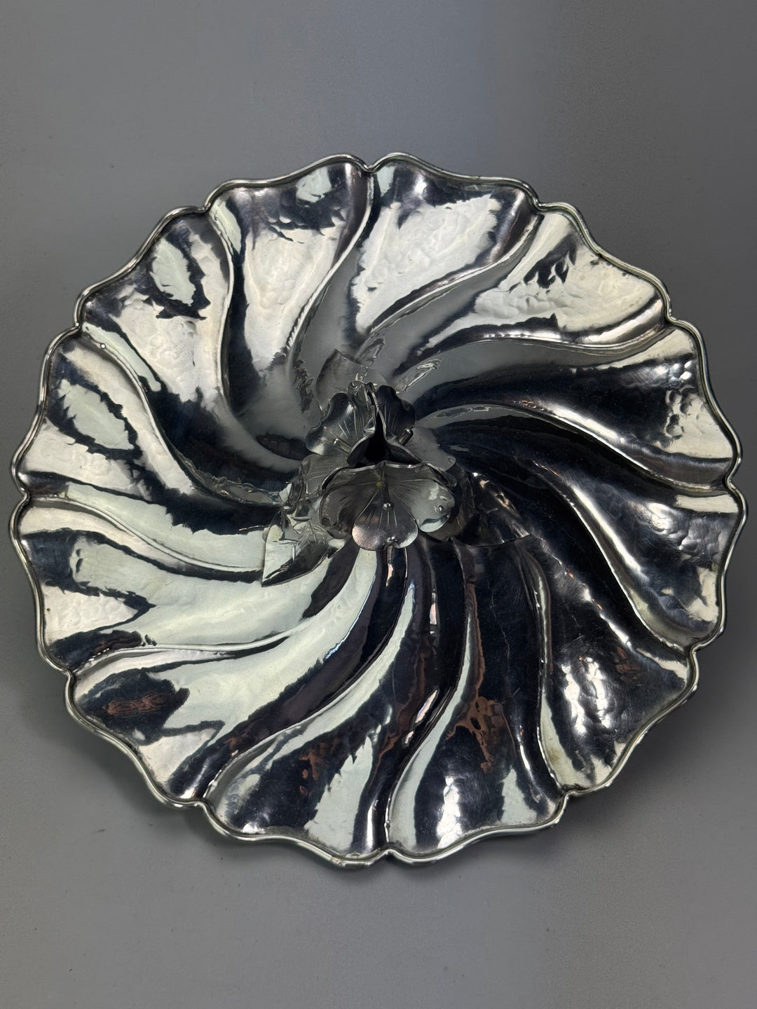 Centrotavola Vintage in peltro martellato con coperchio a fiore