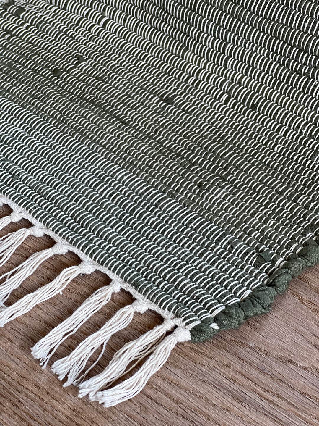 Tappetino con frange, Tre colorazioni