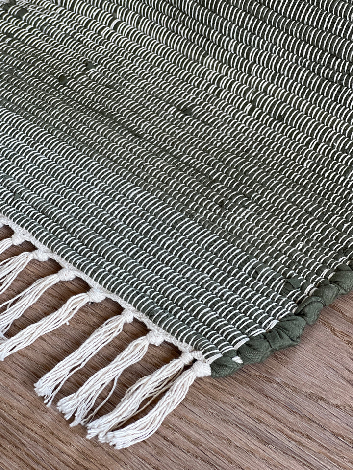 Tappetino con frange, Tre colorazioni