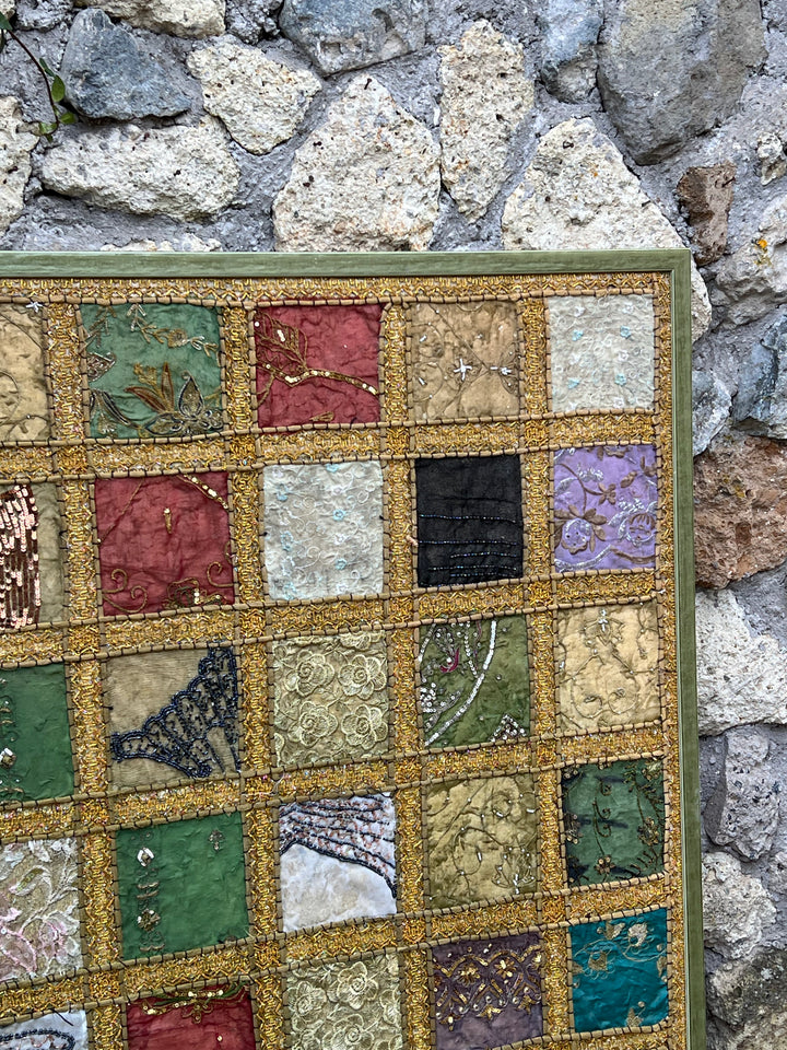 Pannello Tessile Patchwork Decorativo – Ricamo a Mano con Inserti e Perline