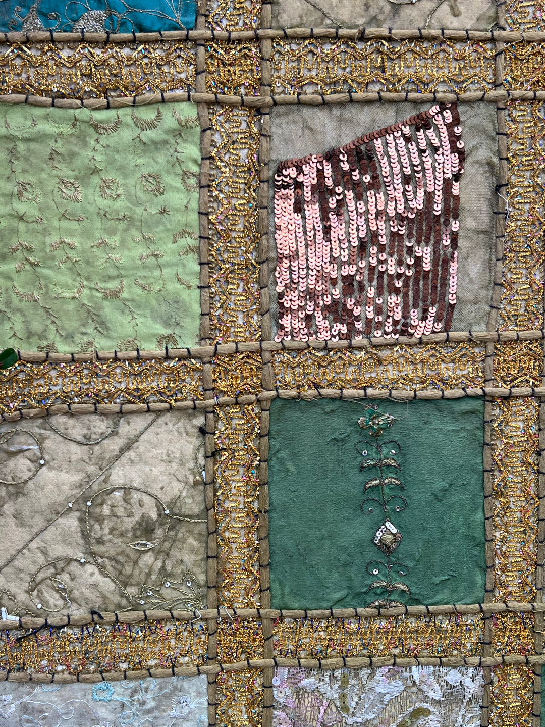 Pannello Tessile Patchwork Decorativo – Ricamo a Mano con Inserti e Perline
