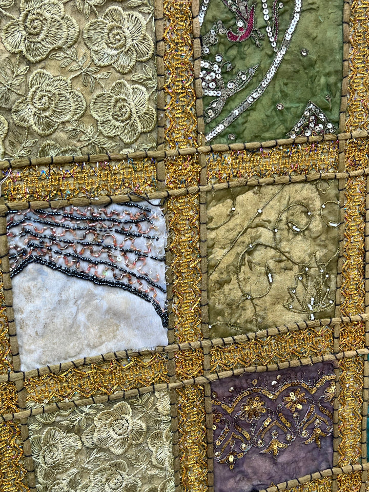 Pannello Tessile Patchwork Decorativo – Ricamo a Mano con Inserti e Perline