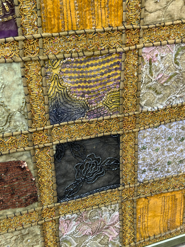 Pannello Tessile Patchwork Decorativo – Ricamo a Mano con Inserti e Perline