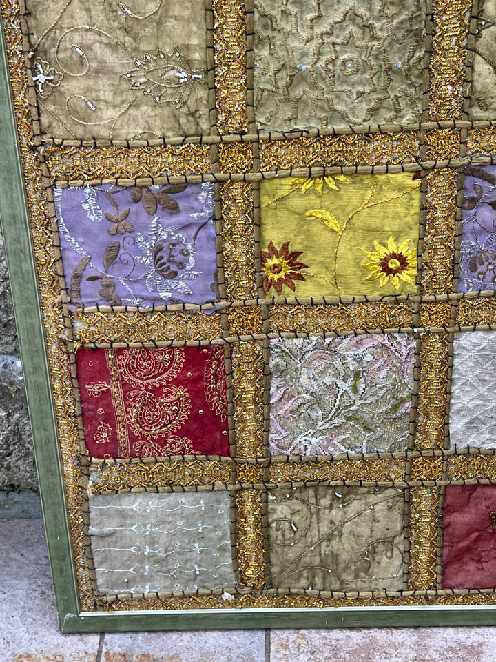 Pannello Tessile Patchwork Decorativo – Ricamo a Mano con Inserti e Perline