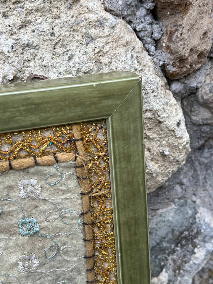 Pannello Tessile Patchwork Decorativo – Ricamo a Mano con Inserti e Perline