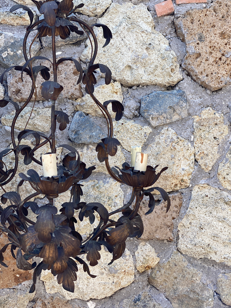 Particolare lampadario vintage in ferro battuto a sei luci con decorazione a foglie su tutta la lunghezza. Misure: 60x50 cm