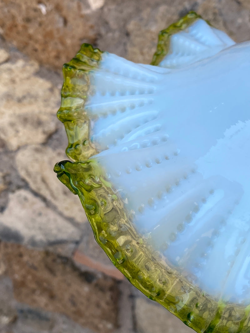 Lampadario a fazzoletto vetro opalino bordo verde vintage