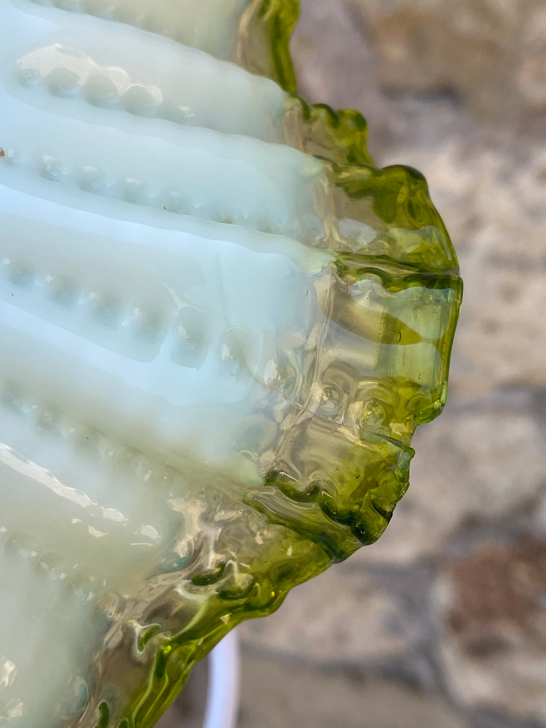 Lampadario a fazzoletto vetro opalino bordo verde vintage