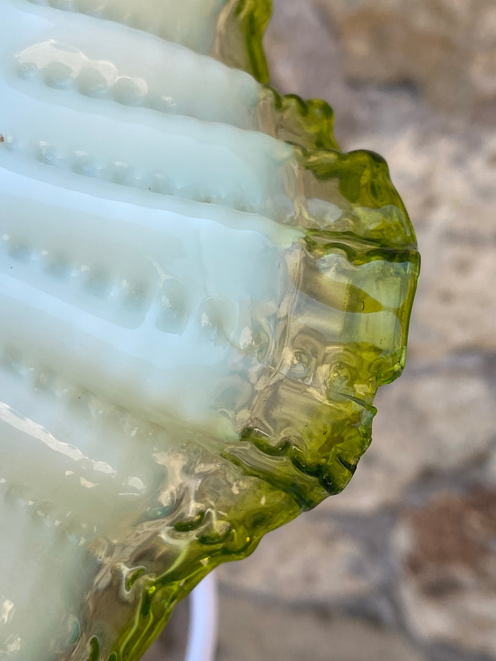 Lampadario a fazzoletto vetro opalino bordo verde vintage