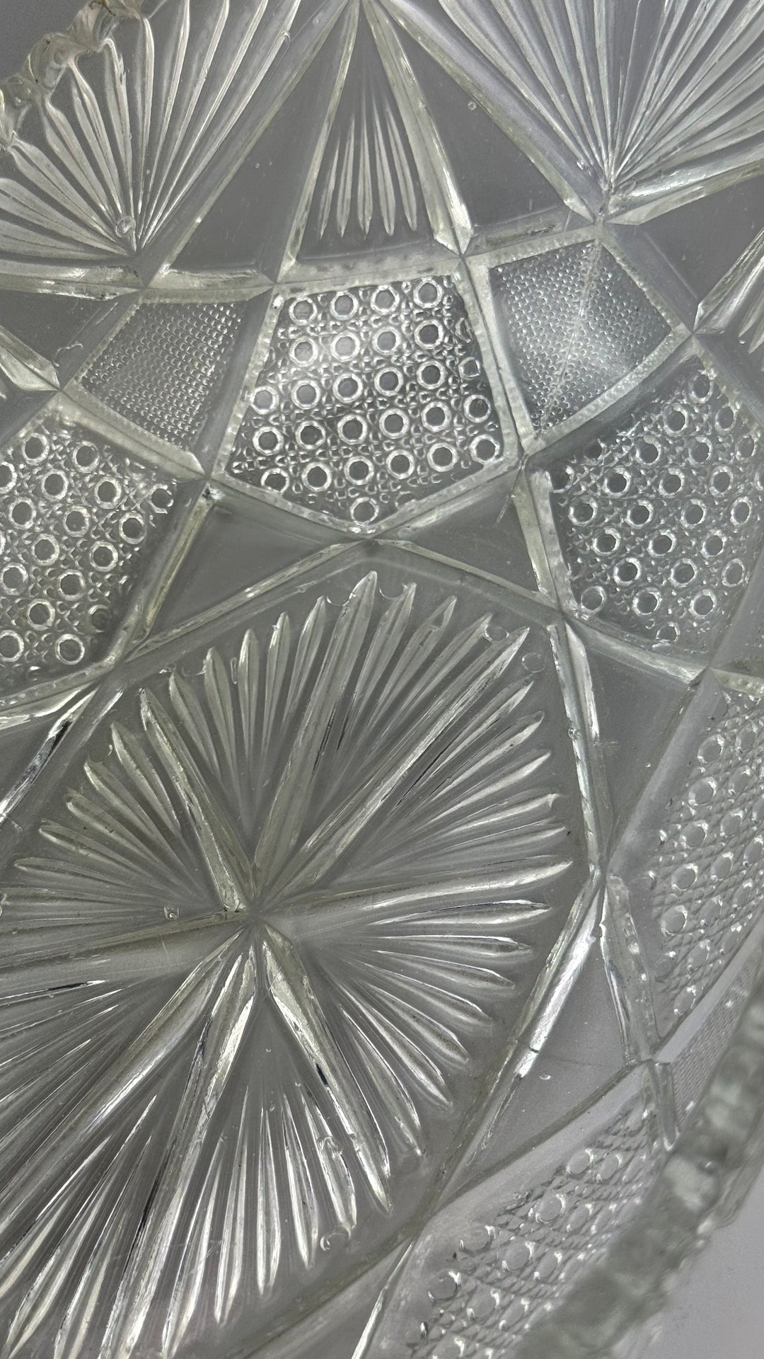 Centrotavola vintage ovale in vetro lavorato con bordo smerlato