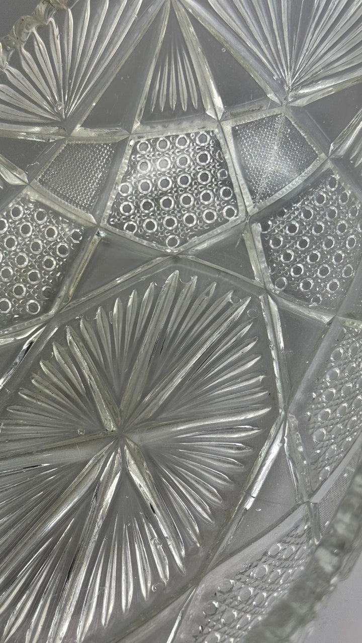 Centrotavola vintage ovale in vetro lavorato con bordo smerlato