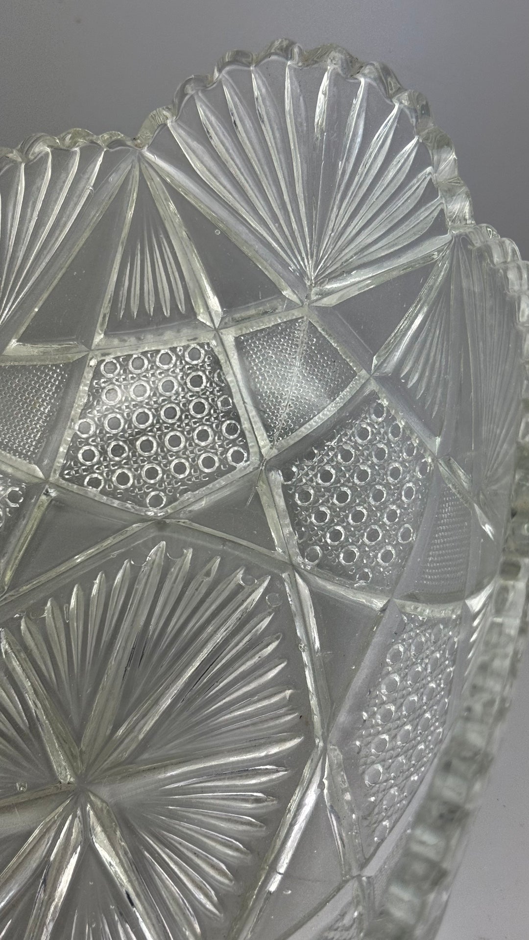 Centrotavola vintage ovale in vetro lavorato con bordo smerlato