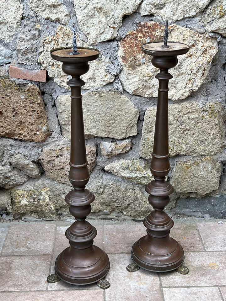 Coppia di candelabri da terra in rame – Stile classico con piedi a zampa