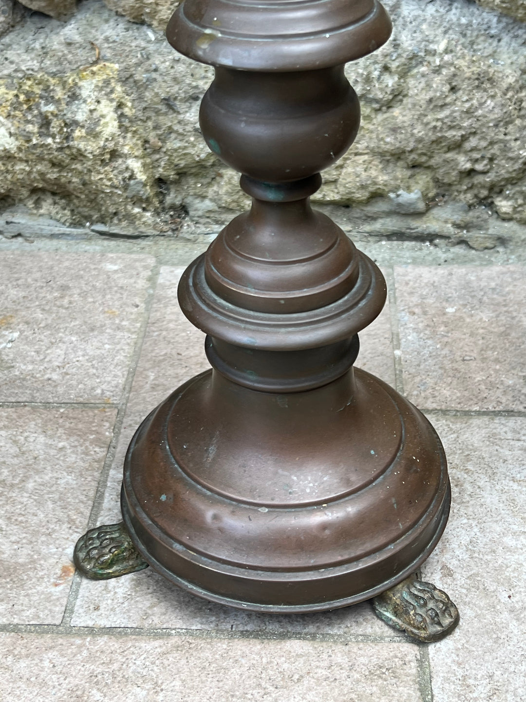 Coppia di candelabri da terra in rame – Stile classico con piedi a zampa