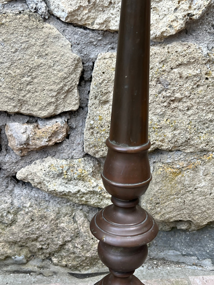 Coppia di candelabri da terra in rame – Stile classico con piedi a zampa