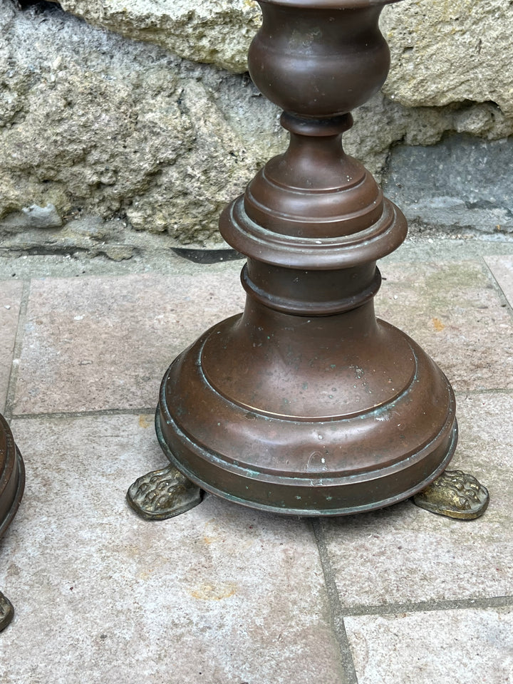 Coppia di candelabri da terra in rame – Stile classico con piedi a zampa