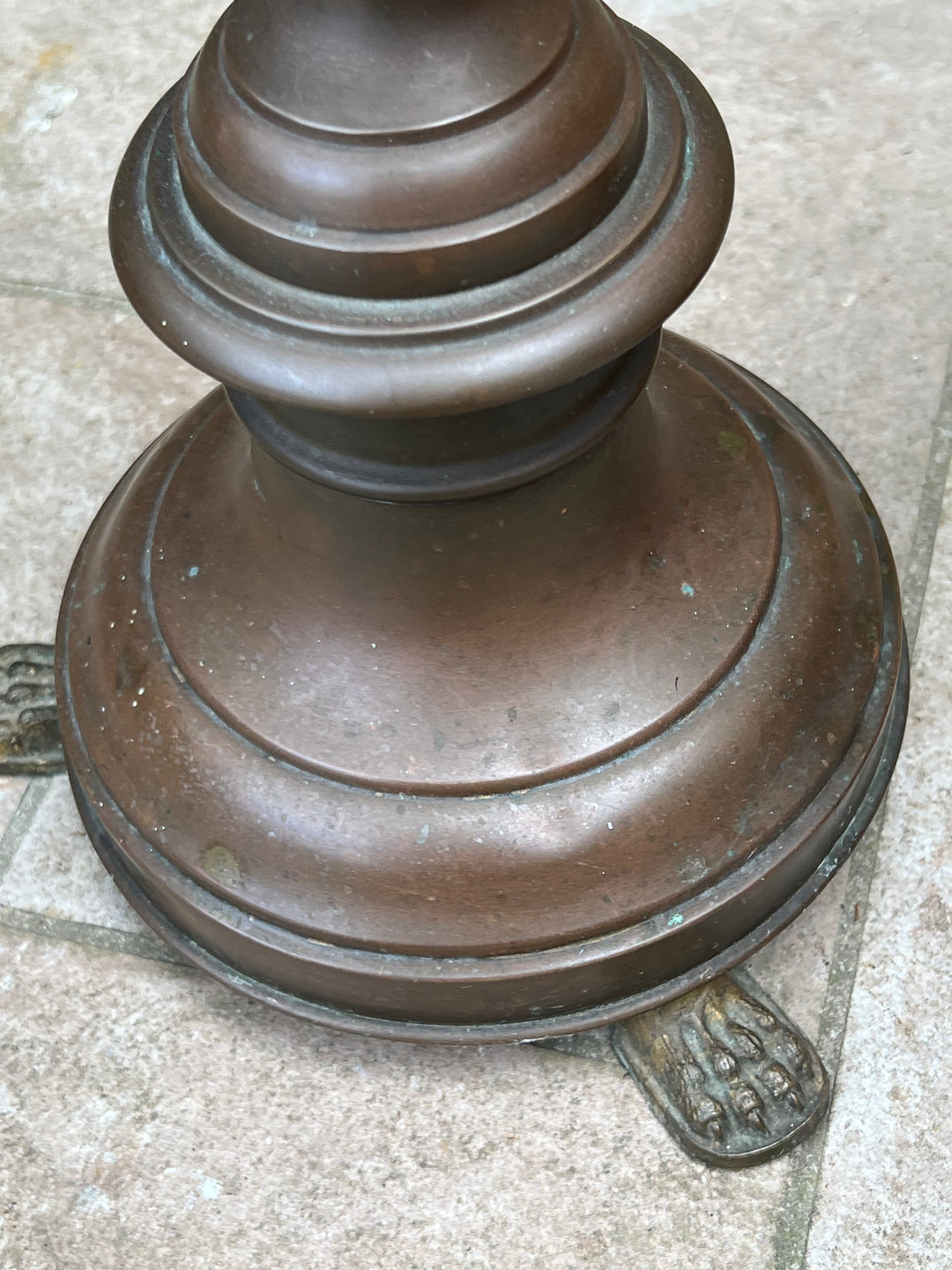 Coppia di candelabri da terra in rame – Stile classico con piedi a zampa