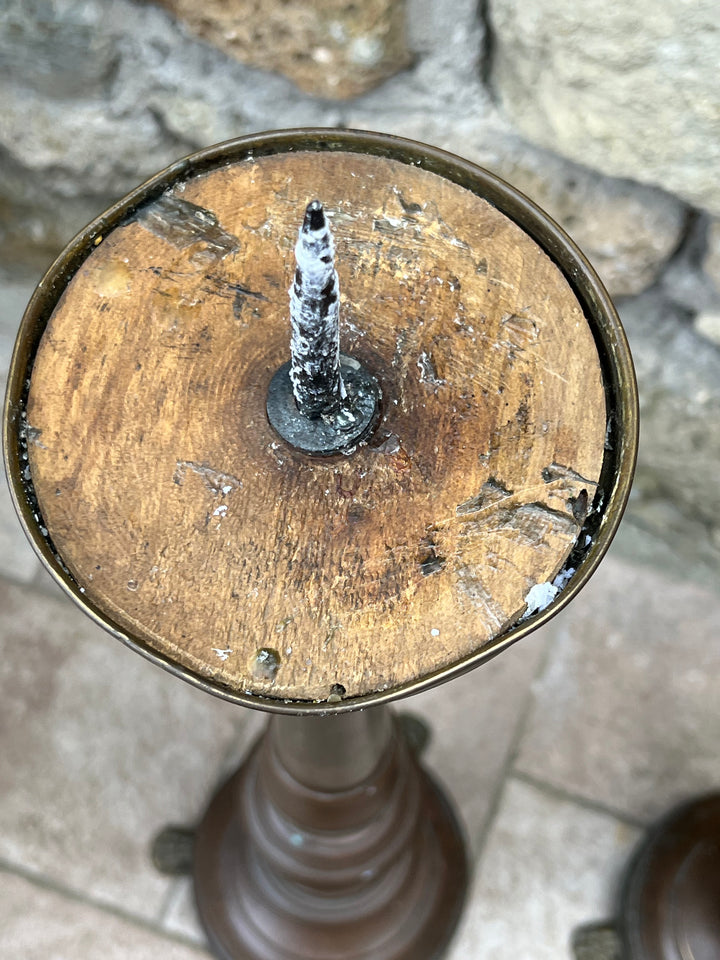 Coppia di candelabri da terra in rame – Stile classico con piedi a zampa