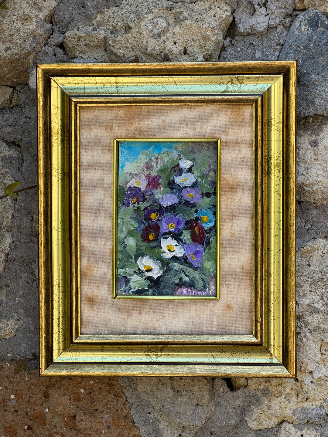 Coppia di Quadri ad olio su tela con viole e fiori firmati con cornici dorate
