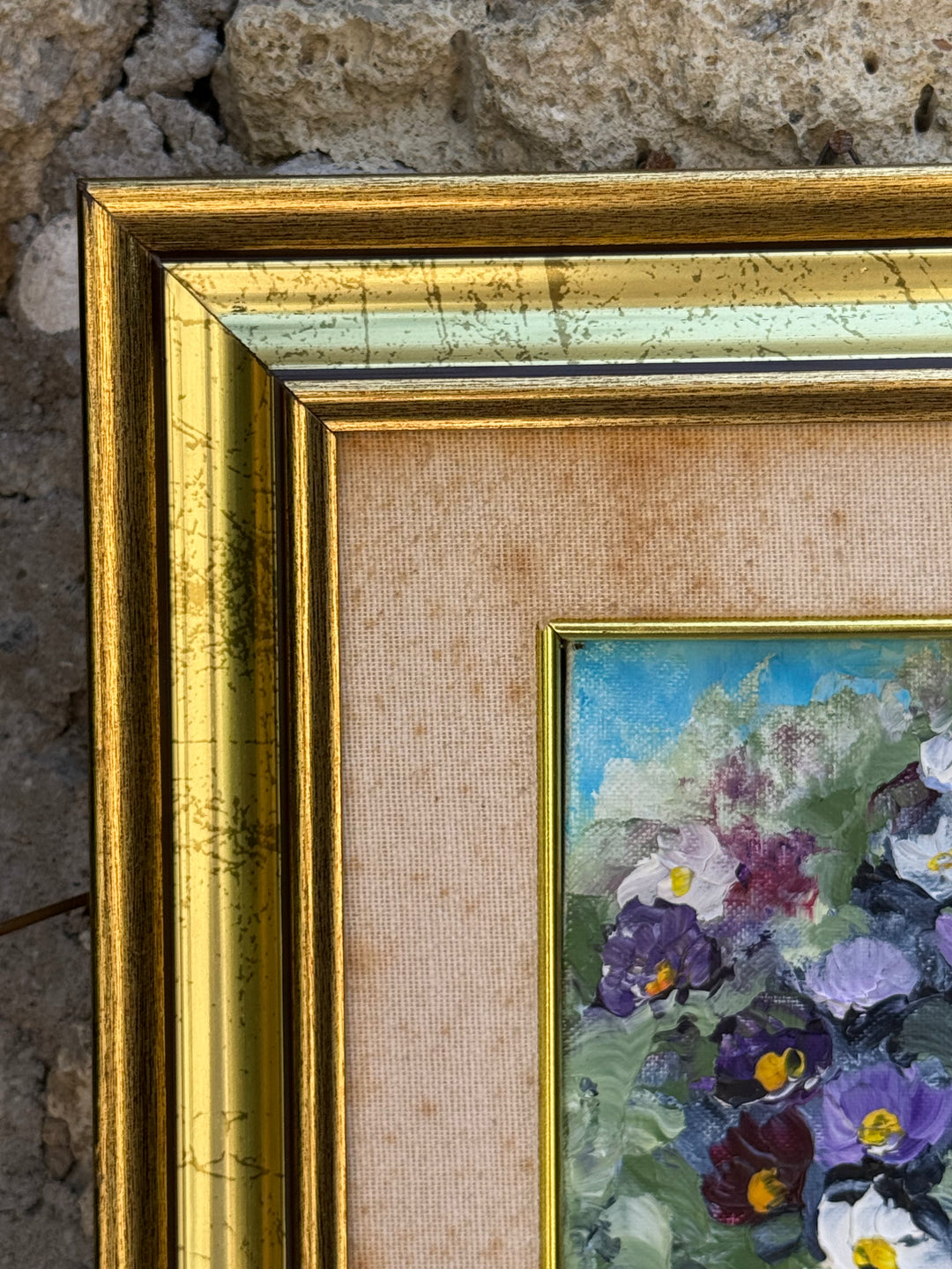 Coppia di Quadri ad olio su tela con viole e fiori firmati con cornici dorate