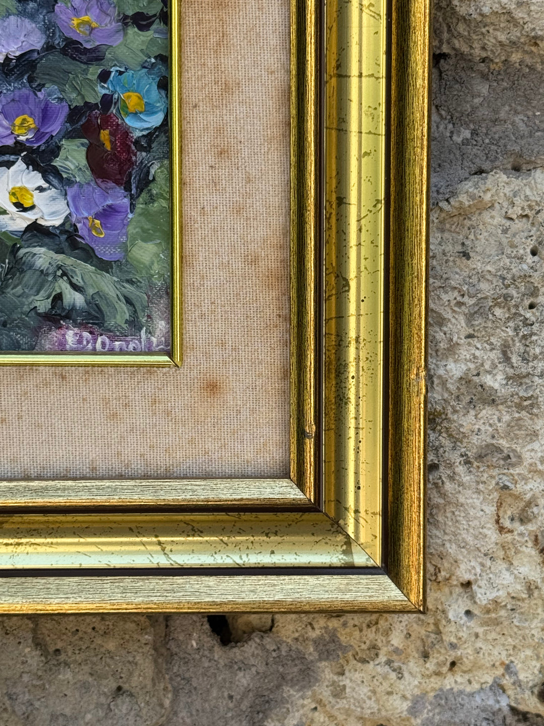 Coppia di Quadri ad olio su tela con viole e fiori firmati con cornici dorate