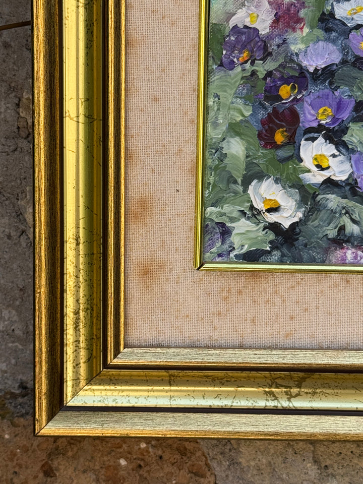 Coppia di Quadri ad olio su tela con viole e fiori firmati con cornici dorate