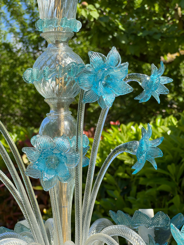 Lampadario a sei luci in vetro di Murano trasparente e  azzurro con fiori applicati
