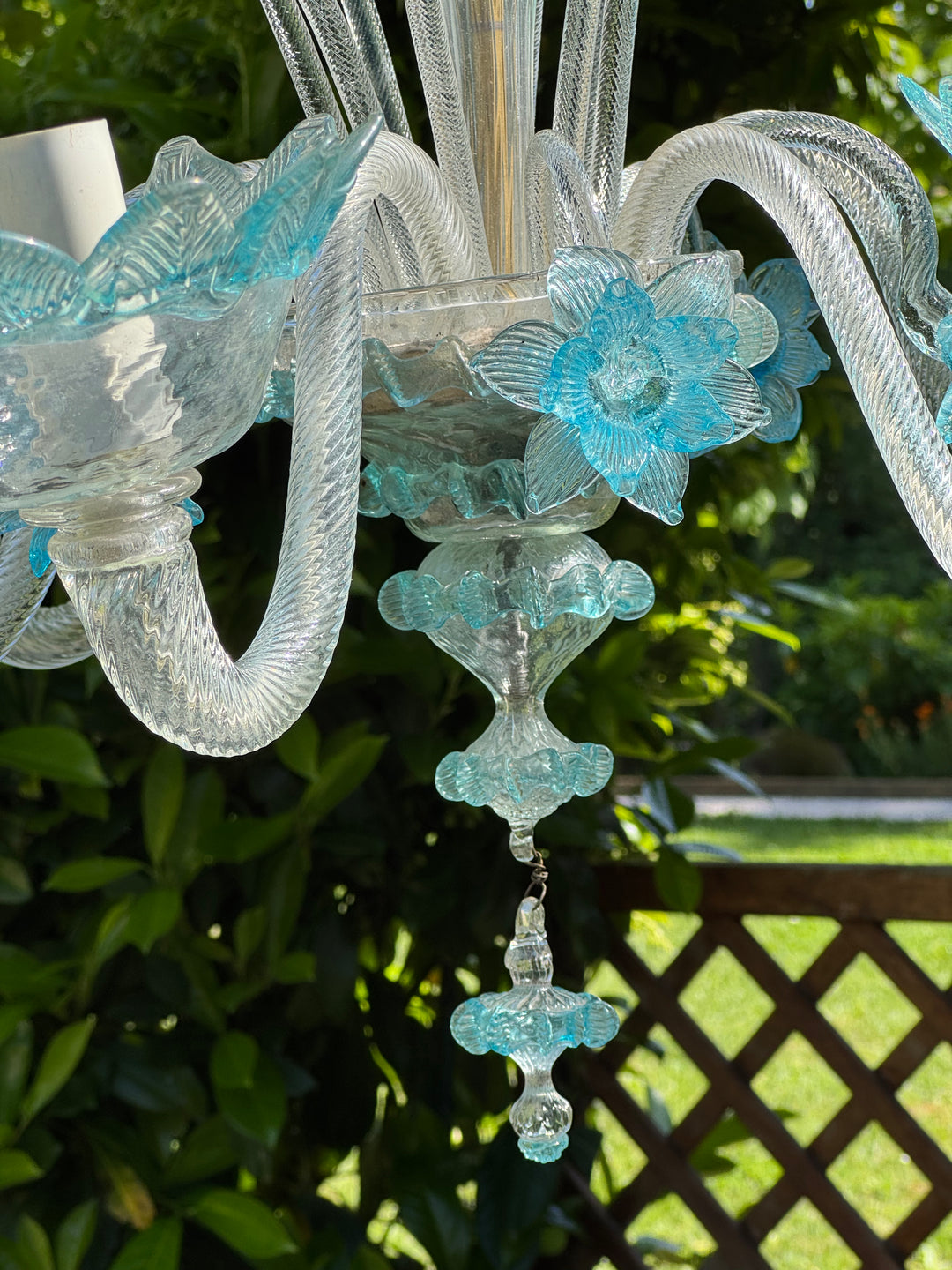 Lampadario a sei luci in vetro di Murano trasparente e  azzurro con fiori applicati