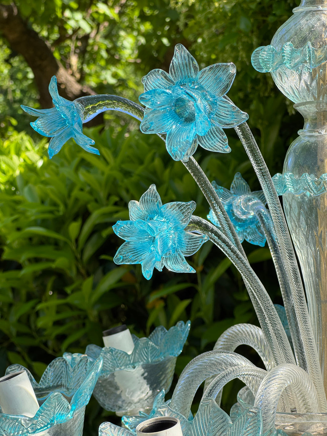 Lampadario a sei luci in vetro di Murano trasparente e  azzurro con fiori applicati