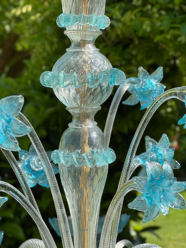 Lampadario a sei luci in vetro di Murano trasparente e  azzurro con fiori applicati