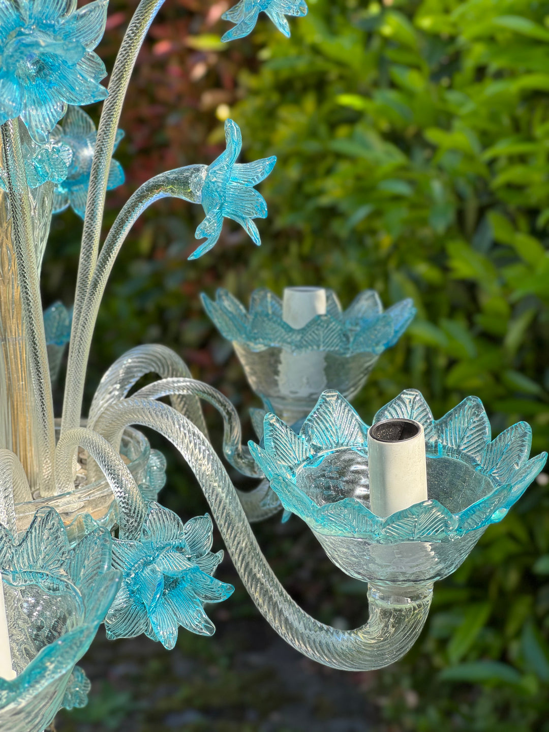 Lampadario a sei luci in vetro di Murano trasparente e  azzurro con fiori applicati