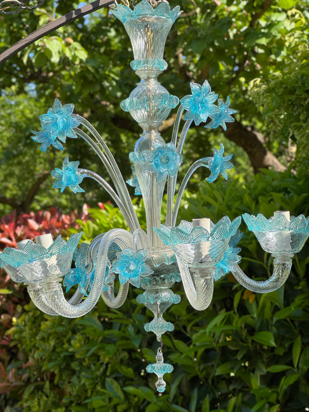 Lampadario a sei luci in vetro di Murano trasparente e  azzurro con fiori applicati