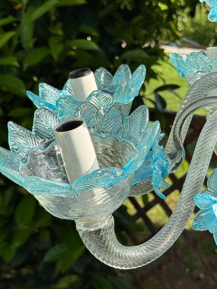 Lampadario a sei luci in vetro di Murano trasparente e  azzurro con fiori applicati