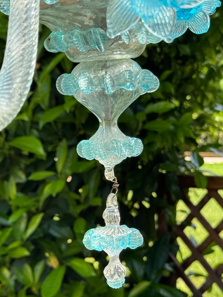 Lampadario a sei luci in vetro di Murano trasparente e  azzurro con fiori applicati