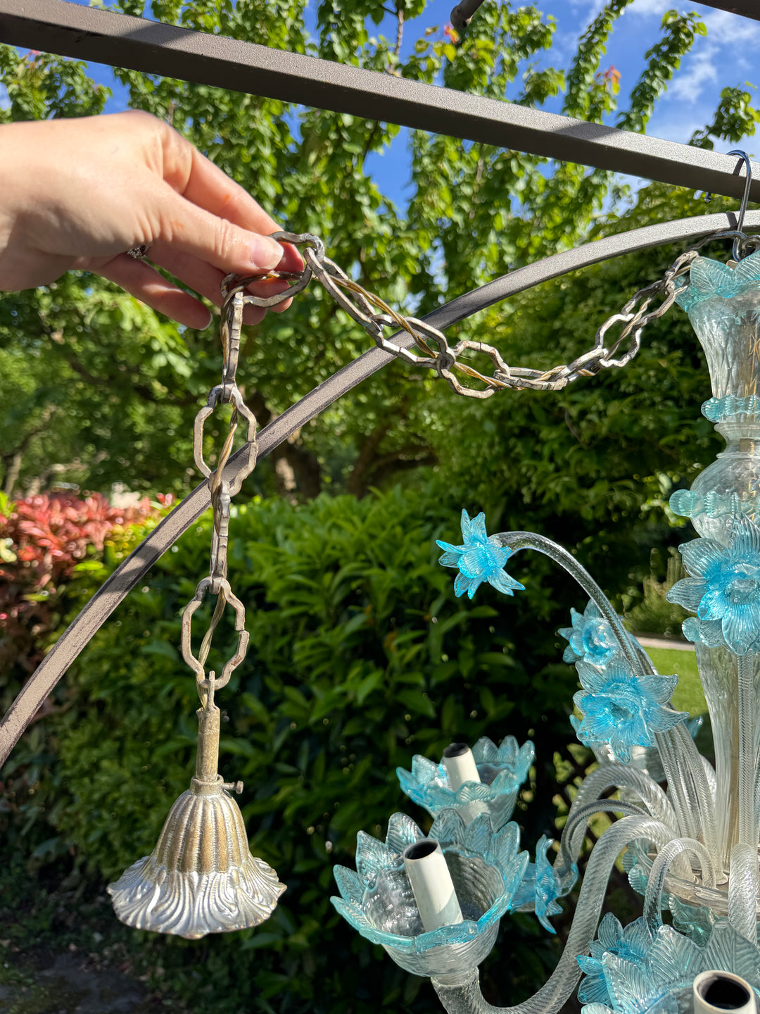 Lampadario a sei luci in vetro di Murano trasparente e  azzurro con fiori applicati