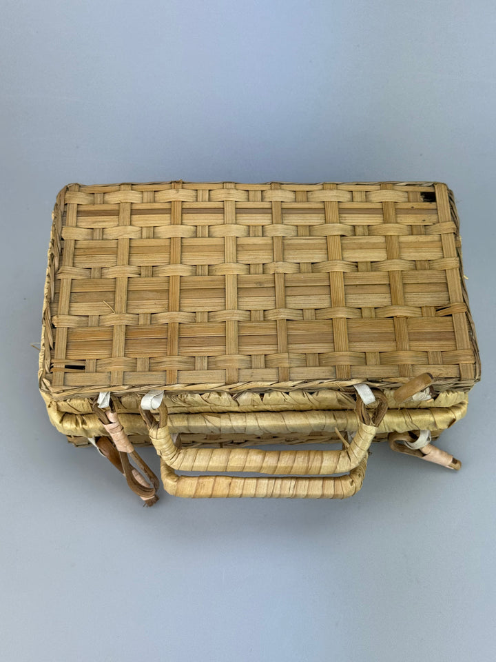 Valigetta vintage in vimini intrecciato con manici e chiusure decorative
