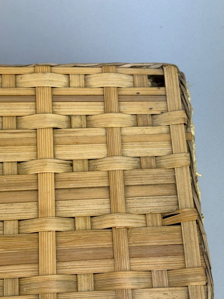 Valigetta vintage in vimini intrecciato con manici e chiusure decorative