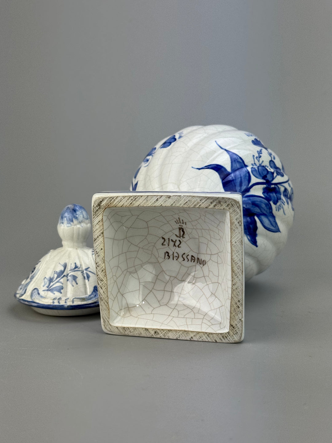 Potiche in ceramica di Bassano con decoro floreale blu vintage