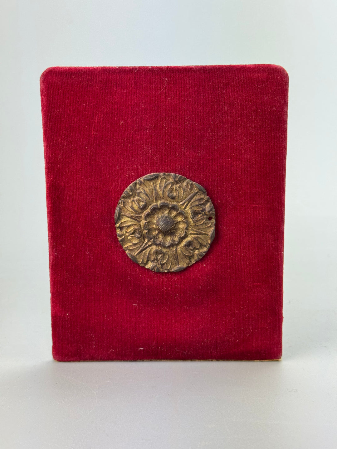 Coppia di reggilibri vintage in velluto rosso con rosone