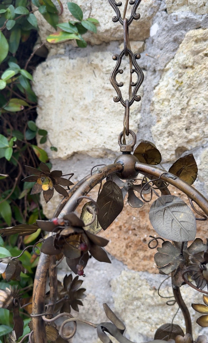 Lampadario vintage in ferro dorato con decori floreali