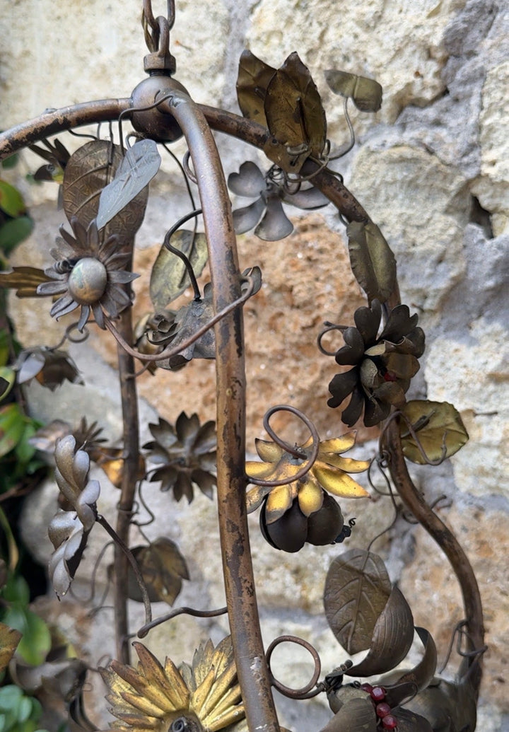 Lampadario vintage in ferro dorato con decori floreali