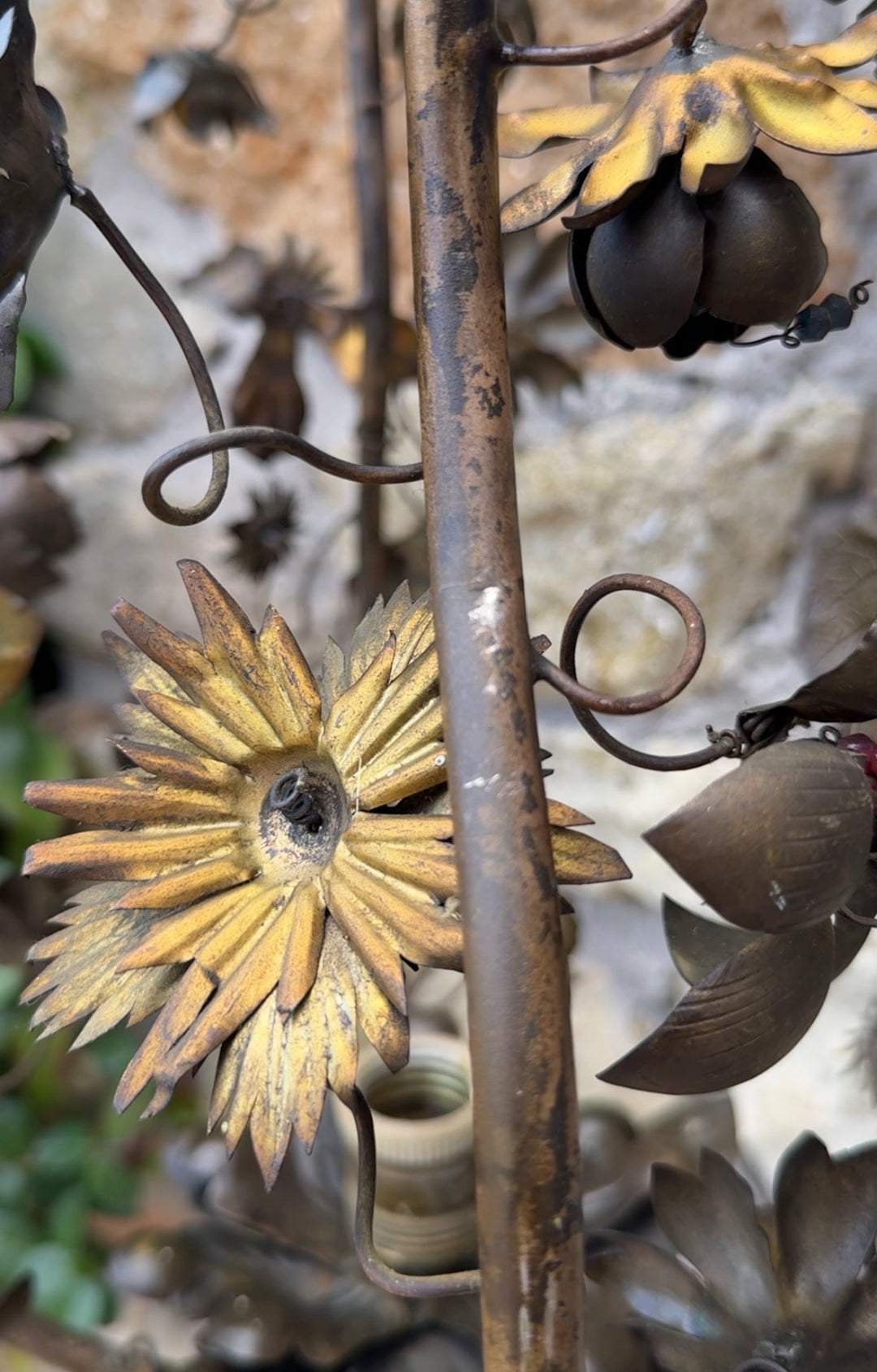 Lampadario vintage in ferro dorato con decori floreali