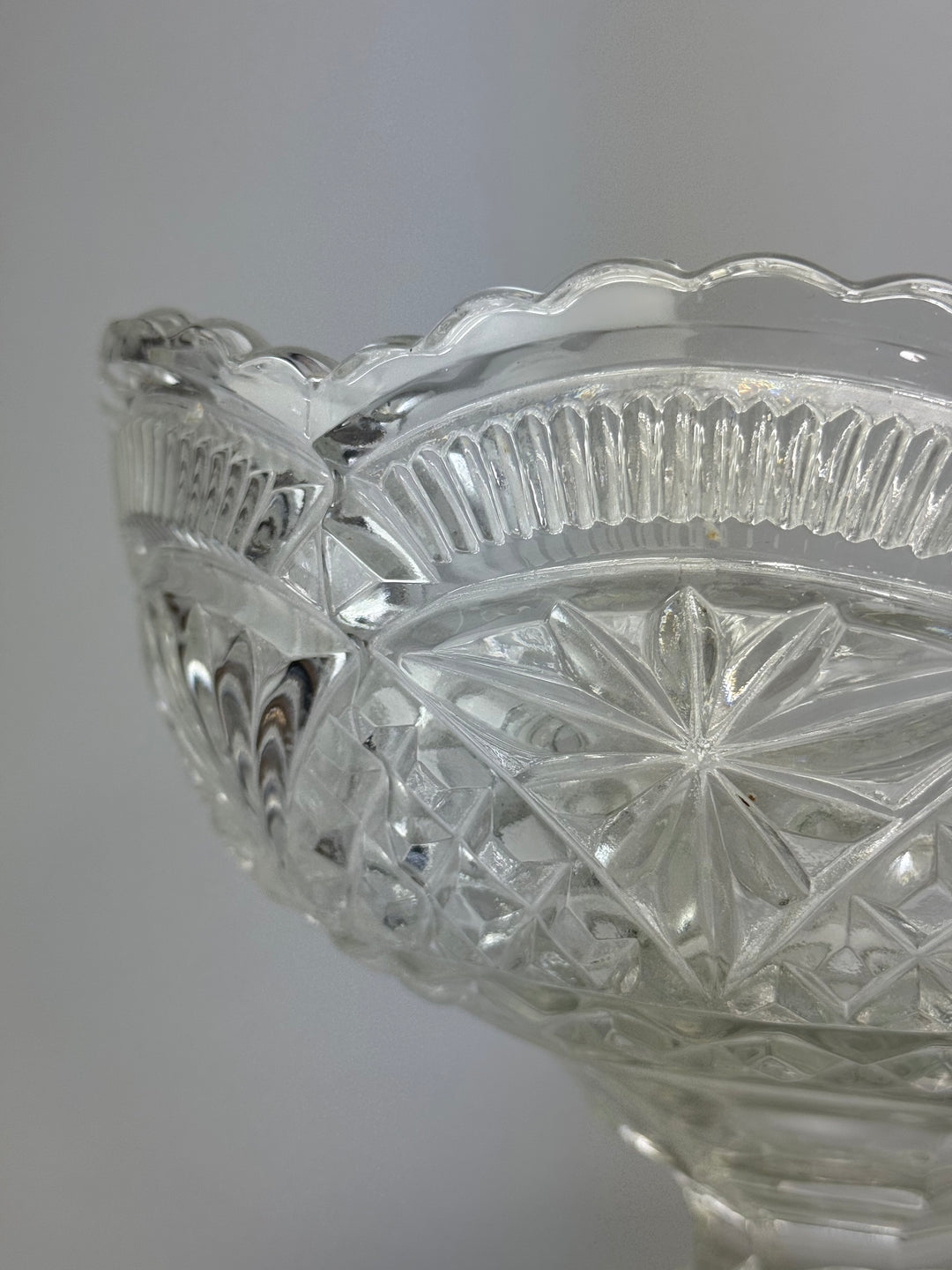 Centrotavola vintage in vetro molato e inciso